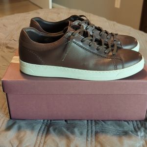 Bruno Magli Diego low top casual leather sneakers.